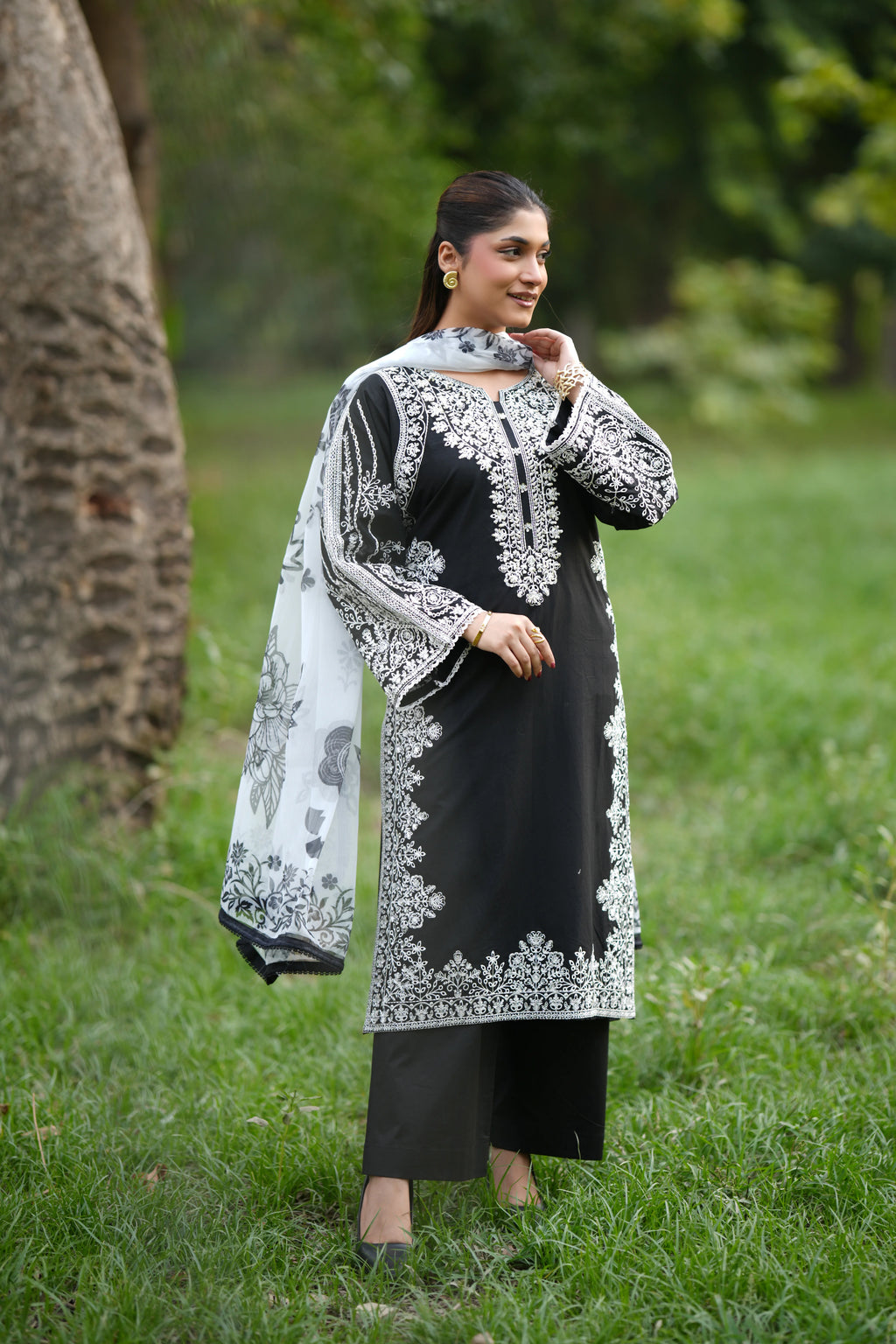 Noir Bloom – Black & White 3-Piece Suit