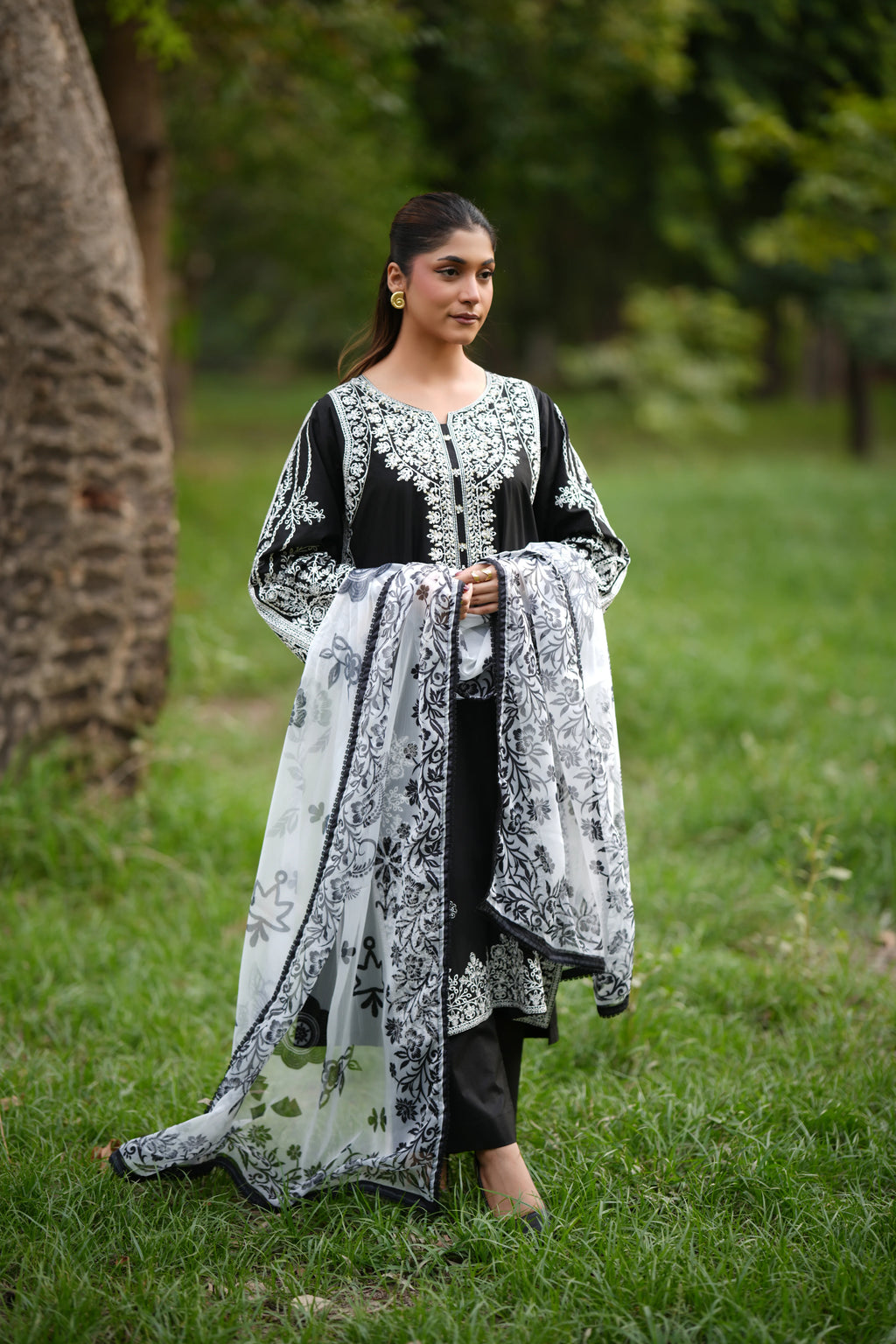 Noir Bloom – Black & White 3-Piece Suit