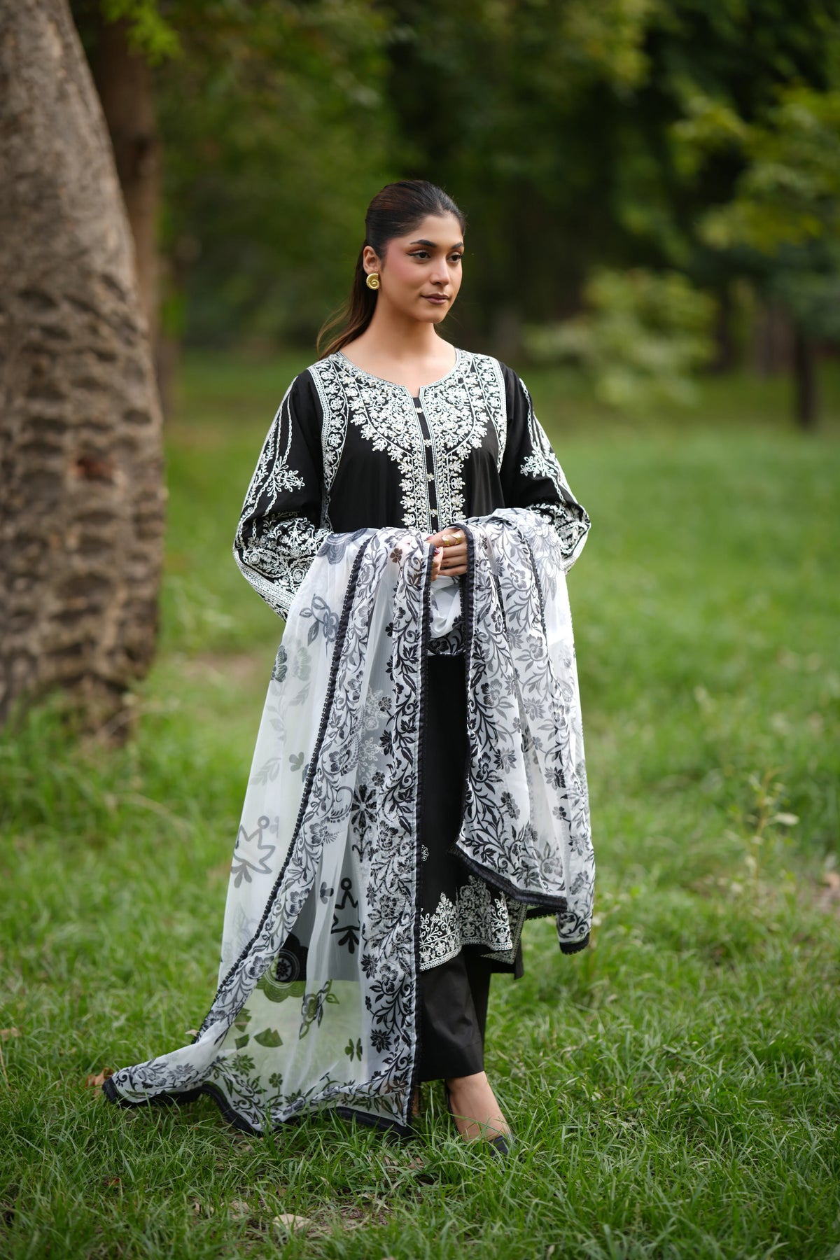 Noir Bloom – Black & White 3-Piece Suit