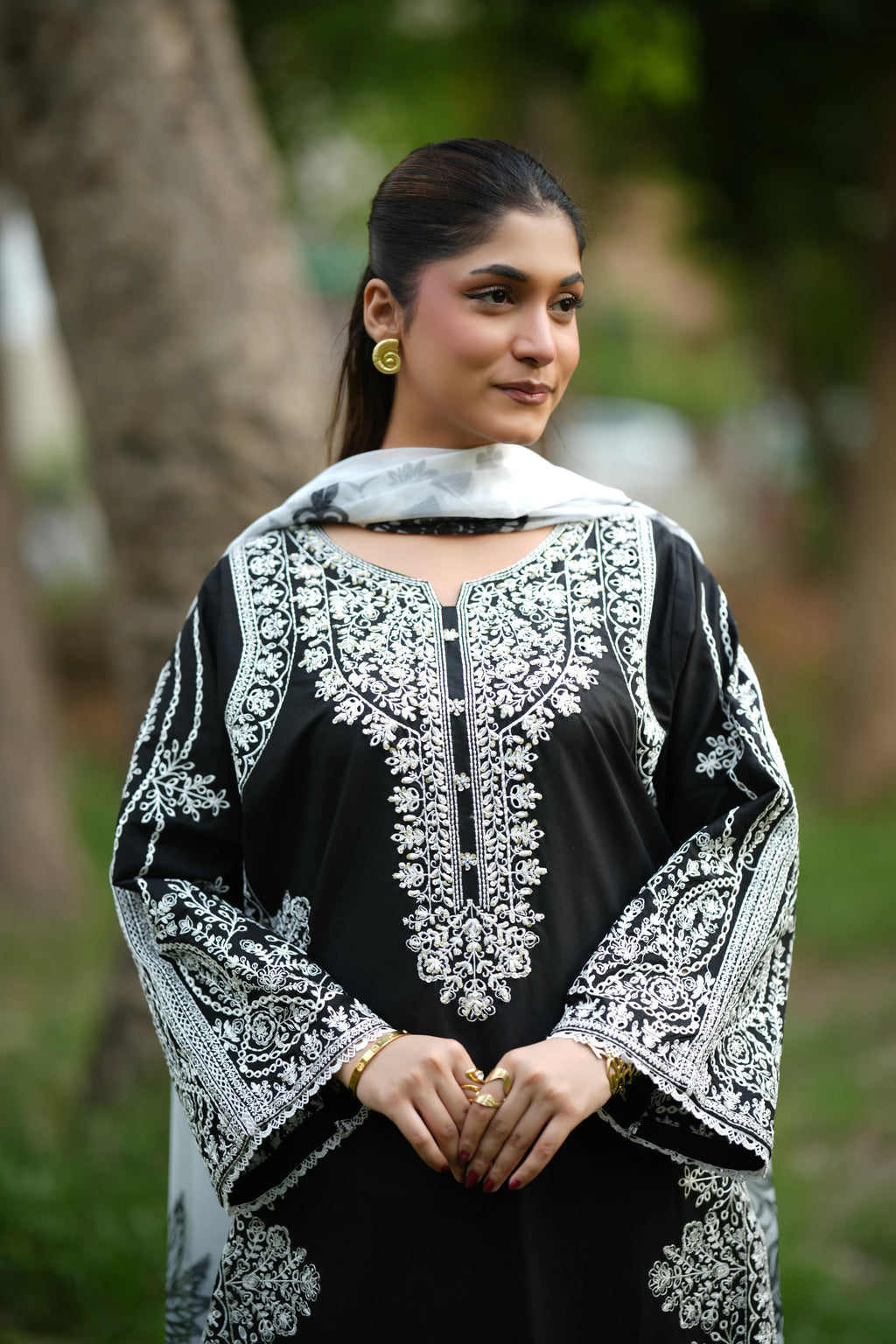 Noir Bloom – Black & White 3-Piece Suit