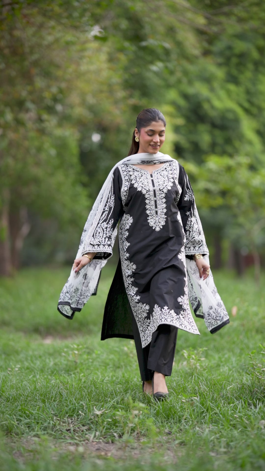 Noir Bloom – Black & White 3-Piece Suit